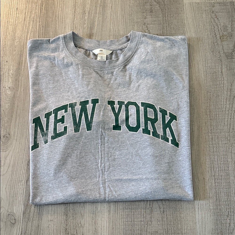 Brand new H&M 'NEW YORK' Graphic Crewneck Tshirt